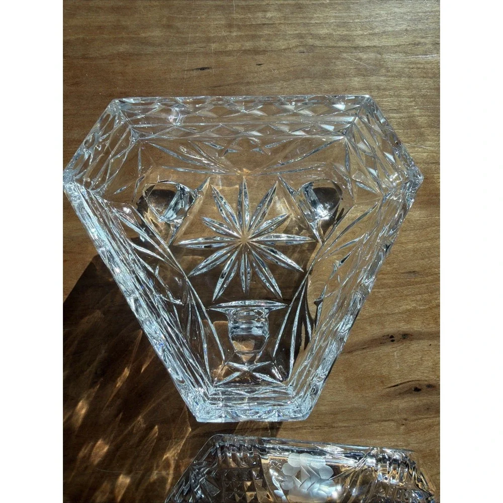 VINTAGE HEAVY PRESSED Crystal GLASS‎ TRIANGLE CANDY DISH WITH LID AND FINIAL TOP